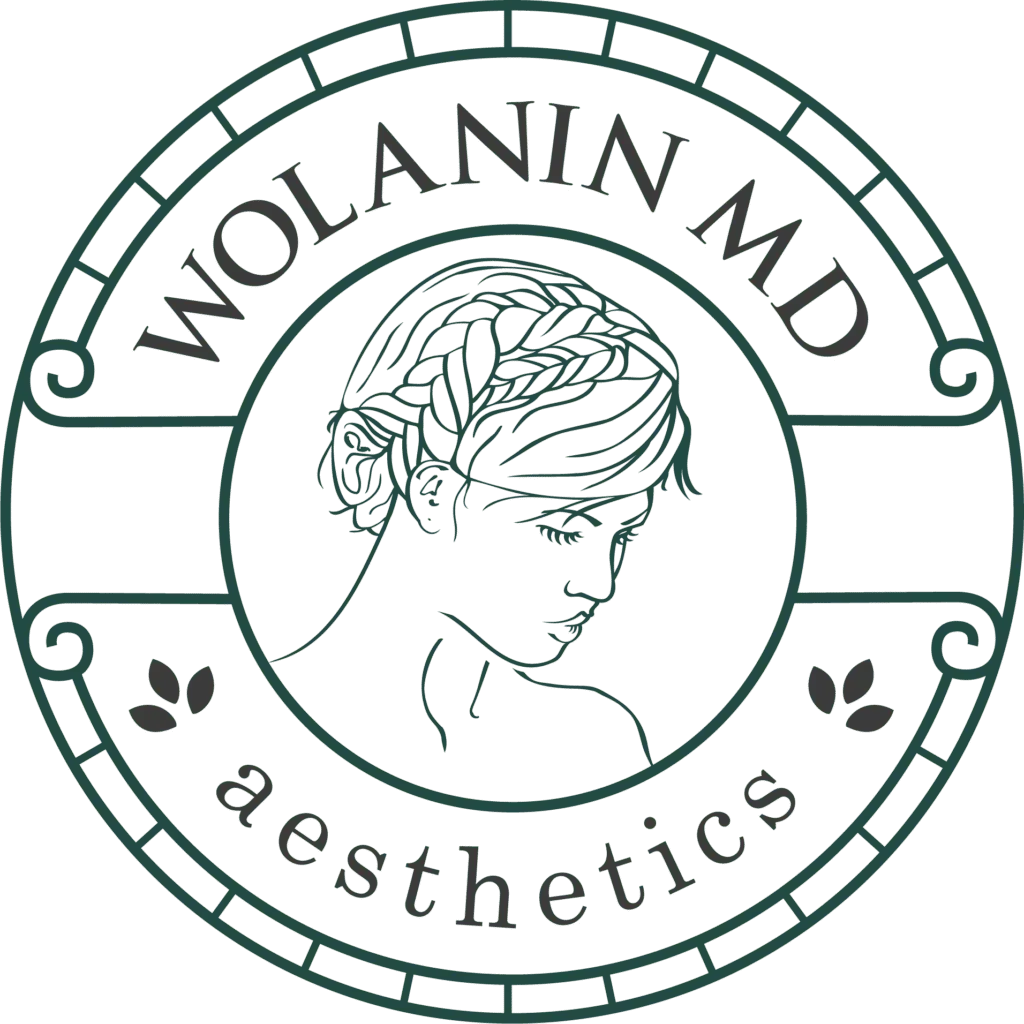 Wolanin MD Ästhetik Logo: Grüner Kreis mit Frauenprofil und Praxisbezeichnung