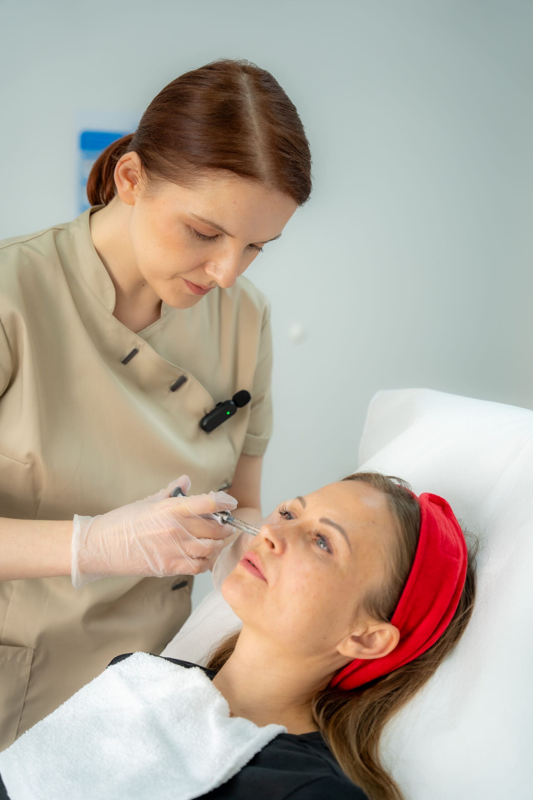 Faltenbehandlung: Unterspritzung der Stirnpartie bei einer Patientin