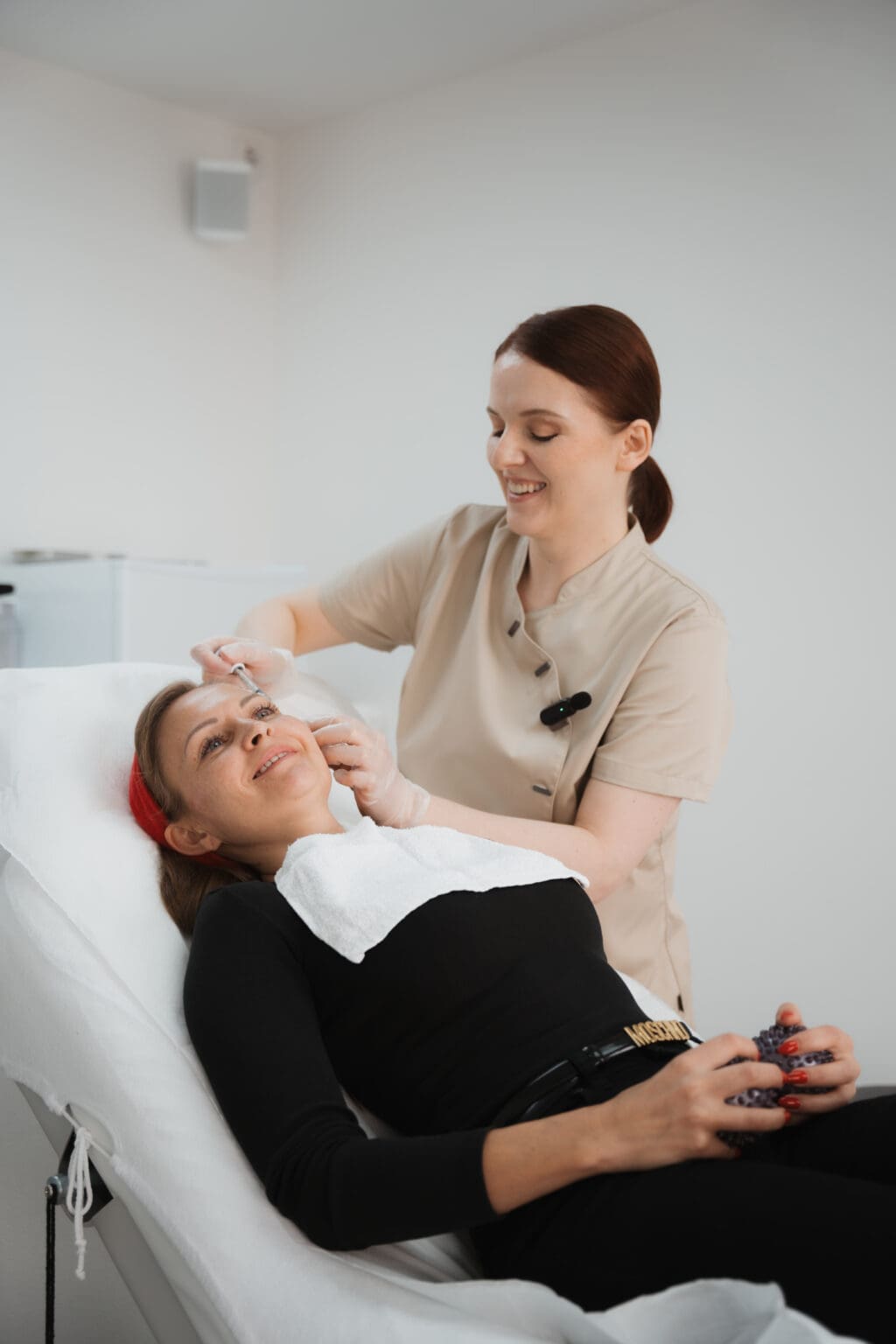 Behandlung der Stirnfalten bei einer entspannt liegenden Patientin