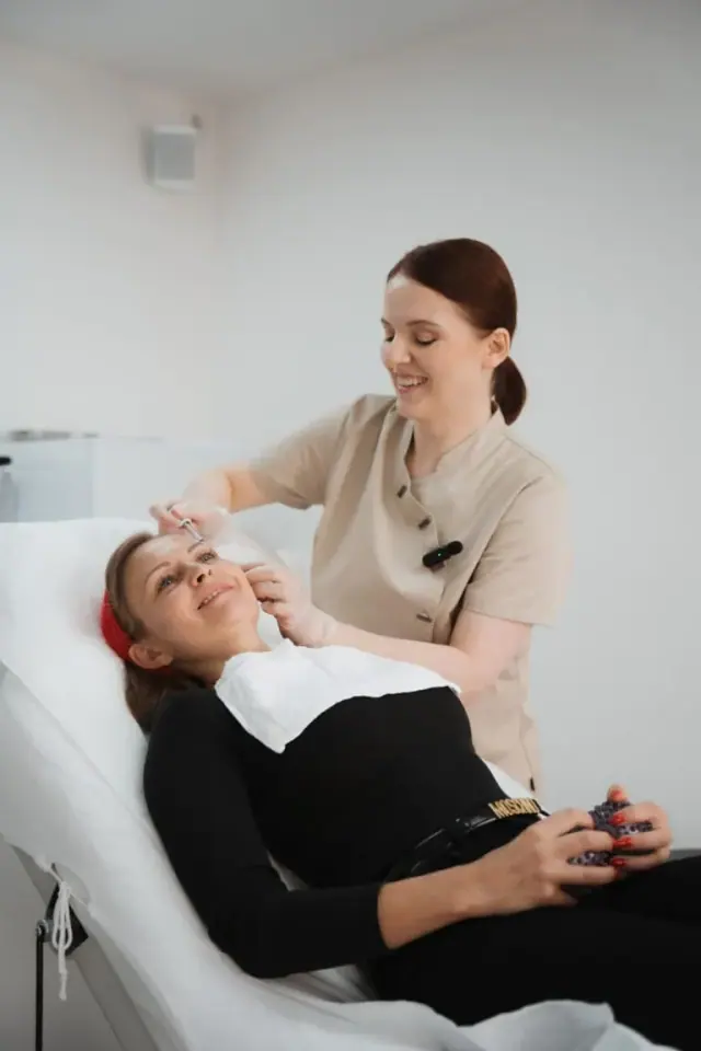 Behandlung der Stirnfalten bei einer entspannt liegenden Patientin