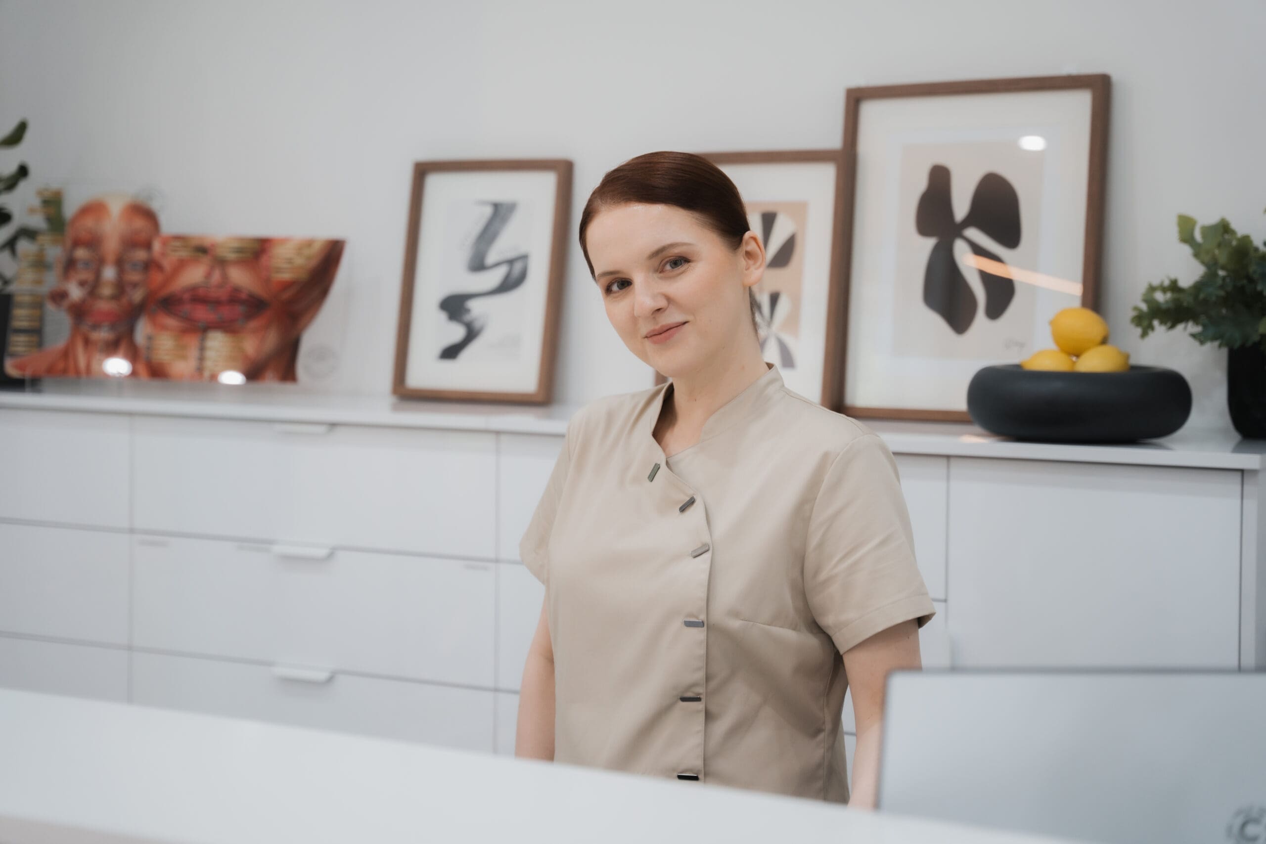 Malgorzata Anna Wolanin an der Rezeption von Wolanin MD – Aesthetics