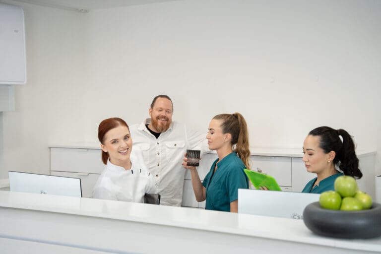 Das Team von Wolanin MD – Aesthetics an der Rezeption