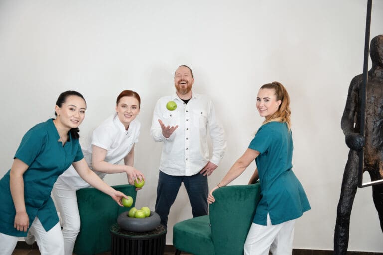 Das Praxisteam im Wartebereich von Wolanin MD – Aesthetics